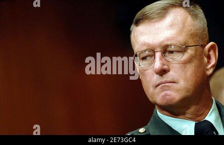 LT. General Kevin Kiley, General Surgeon der US-Armee, bezeugt während einer Anhörung vor dem Senat am 6. März 2007 in Washington, DC, USA. Die Anhörung wurde abgehalten, um die Behandlung und Lebensbedingungen von verletzten Soldaten im medizinischen Zentrum zu untersuchen. Foto von Olivier Douliery/ABACAPRESS.COM Stockfoto