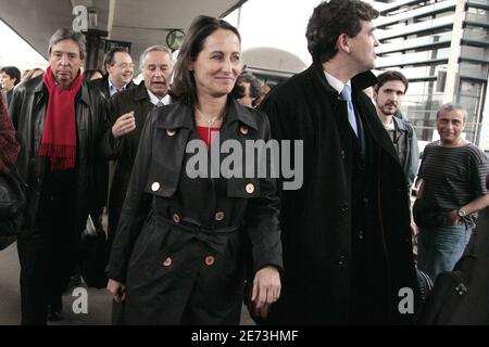 Patrick Mennucci, Francois Rebsamen, Präsidentschaftskandidat der Sozialisten Segolene Royal und Arnaud Montebourg am 7. märz 2007 im Bahnhof von Dijon. Foto von Axelle de Russe/ABACAPRESS.COM Stockfoto