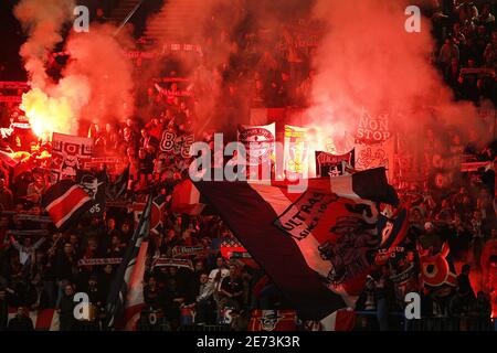 PSG-Fans während des UEFA Cup zweiten K.O.-Runde erste Bein Spiel Fußballspiel PSG gegen Benfica, im Parc des Princes Stadion in Paris, Frankreich, am 8. März 2007. PSG gewann 2-1. Foto von Christian Liewig/ABACAPRESS.COM Stockfoto