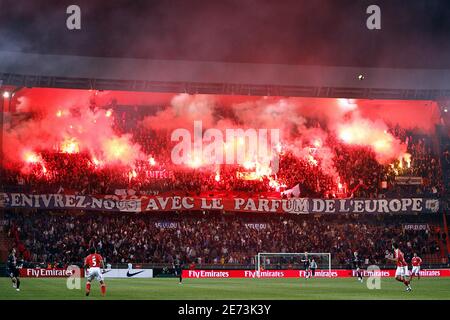 PSG-Fans während des UEFA Cup zweiten K.O.-Runde erste Bein Spiel Fußballspiel PSG gegen Benfica, im Parc des Princes Stadion in Paris, Frankreich, am 8. März 2007. PSG gewann 2-1. Foto von Christian Liewig/ABACAPRESS.COM Stockfoto