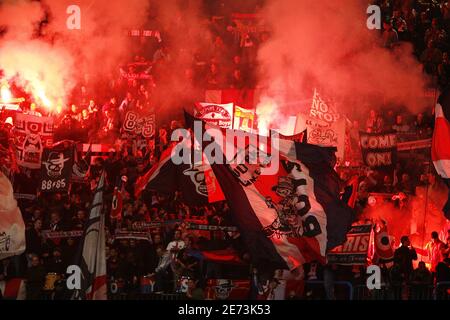 PSG-Fans während des UEFA Cup zweiten K.O.-Runde erste Bein Spiel Fußballspiel PSG gegen Benfica, im Parc des Princes Stadion in Paris, Frankreich, am 8. März 2007. PSG gewann 2-1. Foto von Christian Liewig/ABACAPRESS.COM Stockfoto