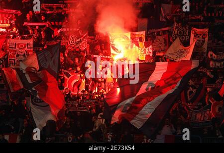 PSG-Fans während des UEFA Cup zweiten K.O.-Runde erste Bein Spiel Fußballspiel PSG gegen Benfica, im Parc des Princes Stadion in Paris, Frankreich, am 8. März 2007. PSG gewann 2-1. Foto von Christian Liewig/ABACAPRESS.COM Stockfoto