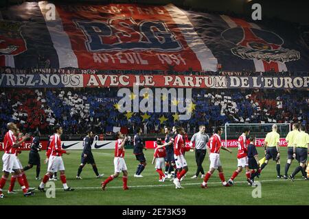 PSG-Fans während des UEFA Cup zweiten K.O.-Runde erste Bein Spiel Fußballspiel PSG gegen Benfica, im Parc des Princes Stadion in Paris, Frankreich, am 8. März 2007. PSG gewann 2-1. Foto von Christian Liewig/ABACAPRESS.COM Stockfoto