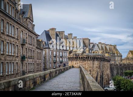 St-Malo, Frankreich, September 2020, Ansicht einiger Gebäude der Stadt von den Stadtmauern Stockfoto