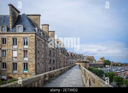 St-Malo, Frankreich, September 2020, Ansicht einiger Gebäude der Stadt von den Stadtmauern Stockfoto