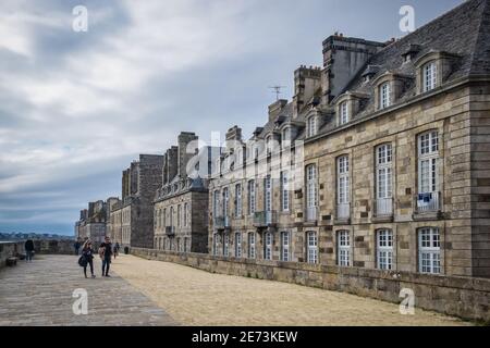 St-Malo, Frankreich, September 2020, Ansicht einiger Gebäude der Stadt von den Stadtmauern Stockfoto