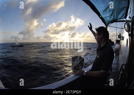 Marc Fontenoy, ihr Vater, begrüßt Maud, 29, an Bord von La Boudeuse, nachdem die französische Skipperin ihre Weltumrundung in 150 Tagen beendet hatte. Foto von Serge Leplege/Cameleon/ABACAPRESS.COM Stockfoto