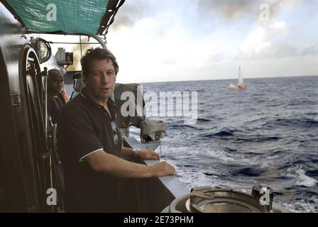 Marc Fontenoy, ihr Vater, begrüßt Maud, 29, an Bord von La Boudeuse, nachdem die französische Skipperin ihre Weltumrundung in 150 Tagen beendet hatte. Foto von Serge Leplege/Cameleon/ABACAPRESS.COM Stockfoto