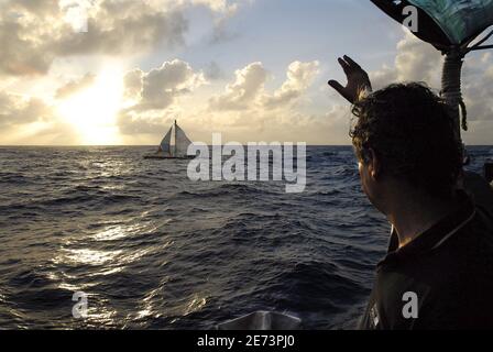 Marc Fontenoy, ihr Vater, begrüßt Maud, 29, an Bord von La Boudeuse, nachdem die französische Skipperin ihre Weltumrundung in 150 Tagen beendet hatte. Foto von Serge Leplege/Cameleon/ABACAPRESS.COM Stockfoto