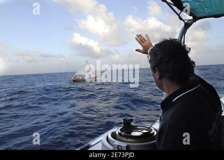 Marc Fontenoy, ihr Vater, begrüßt Maud, 29, an Bord von La Boudeuse, nachdem die französische Skipperin ihre Weltumrundung in 150 Tagen beendet hatte. Foto von Serge Leplege/Cameleon/ABACAPRESS.COM Stockfoto