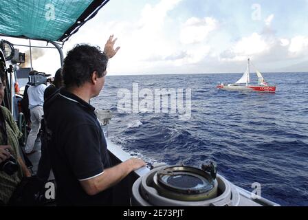 Marc Fontenoy, ihr Vater, begrüßt Maud, 29, an Bord von La Boudeuse, nachdem die französische Skipperin ihre Weltumrundung in 150 Tagen beendet hatte. Foto von Serge Leplege/Cameleon/ABACAPRESS.COM Stockfoto