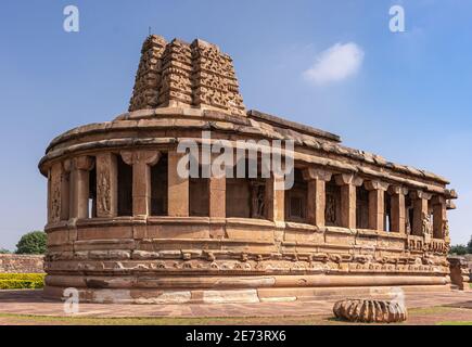 Aibole, Karnataka, Indien - 7. November 2013: Durga Gudi oder Tempel unter blauer Wolkenlandschaft, das gesamte Gebäude mit dem verlorenen Gipfel von Vimanam. Stockfoto