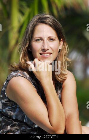 Der französische Skipper Maud Fontenoy stellt sich am 16. März 2007 am Strand "Boucan Canot" in Saint-Gilles-Les-Bains auf der Insel La Reunion im Indischen Ozean auf. Maud Fontenoy, 29, beendete in 150 Tagen ihre rund-um-die-Welt-Solo-Reise gegen die Strömungen. Foto von Serge Leplege/Cameleon/ABACAPRESS.COM Stockfoto