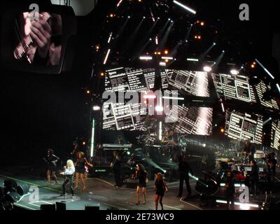 Der französische Sänger Michel Polnareff tritt am 13. März 2007 live auf der Bühne des Bercy in Paris auf. Foto von Leo/ABACAPRESS.COM Stockfoto