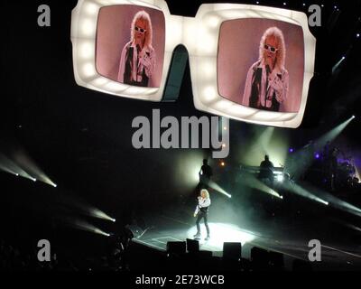 Der französische Sänger Michel Polnareff tritt am 13. März 2007 live auf der Bühne des Bercy in Paris auf. Foto von Leo/ABACAPRESS.COM Stockfoto