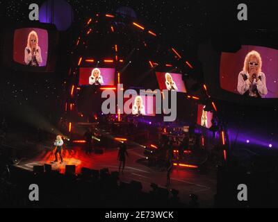 Der französische Sänger Michel Polnareff tritt am 13. März 2007 live auf der Bühne des Bercy in Paris auf. Foto von Leo/ABACAPRESS.COM Stockfoto