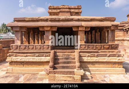 Aihole, Karnataka, Indien - 7. November 2013: Gaudaragudi Tempel. Braunes Steingebäude unter blauer Wolkenlandschaft. Stockfoto