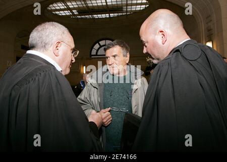 Yvan Colonna's Vater Jean-Hugues Colonna mit seinen Anwälten, abgebildet in der ersten Audienz, die am 19. März 2007 am Pariser Gericht stattfand. Der französische Innenminister und UMP-Kandidat für die bevorstehende Präsidentschaftswahl Nicolas Sarkozy wird von Yvan Colonna, einem korsischen Aktivisten, der der Ermordung von Claude Erignac, Präfekt und Gouverneur von Korsika, im Jahr 1998 verdächtigt wird, verklagt. Colonna und sein Anwalt beschließen, Klage zu verklagen, weil sie denken, dass Sarkozy in einer Rede Colonna schuldig gemacht hat, bevor er ein ordentliches Verfahren erhält. Foto von Thibault Camus/ABACAPRESS.COM Stockfoto