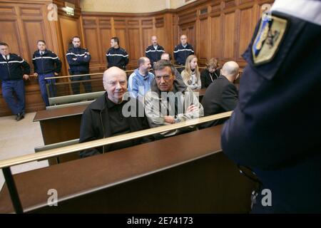 Monseigneur Jacques Gaillot und Yvan Colonna's Vater, Jean-Hugues Colonna, abgebildet bei der ersten Audienz, die am 19. März 2007 am Pariser Hof stattfand. Der französische Innenminister und UMP-Kandidat für die bevorstehende Präsidentschaftswahl Nicolas Sarkozy wird von Yvan Colonna, einem korsischen Aktivisten, der der Ermordung von Claude Erignac, Präfekt und Gouverneur von Korsika, im Jahr 1998 verdächtigt wird, verklagt. Colonna und sein Anwalt beschließen, Klage zu verklagen, weil sie denken, dass Sarkozy in einer Rede Colonna schuldig gemacht hat, bevor er ein ordentliches Verfahren erhält. Foto von Thibault Camus/ABACAPRESS.COM Stockfoto