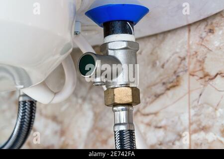 Schlauchanschlüsse des Heißwasserbehälters Stockfoto