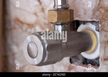 Schlauchanschlüsse des Heißwasserbehälters Stockfoto