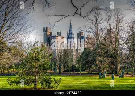 Spektakuläres Cardiff Castle, das während der Weihnachtszeit vom Bute Park aus gesehen wird. Stockfoto