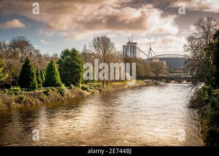 Ein Sturm über dem TAF im Bute Park, Cardiff, mit Millenium Stadion in der Ferne sichtbar. Stockfoto