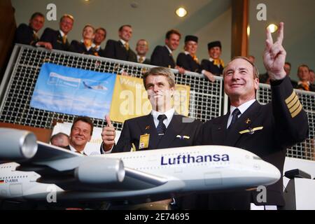 Lufthansa-Pilot Jürgen Raps (R) und Co-Pilot Raimund Muller (L) mit ihrer Crew (TOP) posieren mit einem Modell des Airbus A380, nachdem sie am 19. März 2007 am John F. Kennedy Airport in New York City, NY, USA gelandet sind. Lufthansa Flug 8940 startet mit 483 Passagieren in Frankfurt zum ersten operativen Testflug des Doppeldeckers. Foto von Gerald Holubowicz/ABACAPRESS.COM Stockfoto