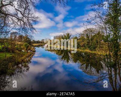 Der Kennet- und Avon-Kanal ist eine Wasserstraße in Südengland mit einer Gesamtlänge von 87 Meilen. Diese Ansicht ist bei Kintbury in Berkshire. Stockfoto