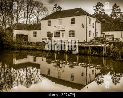 Das Dundas Arms Public House und Bistro aus dem 18. Jahrhundert in Kintbury, Berkshire. Stockfoto