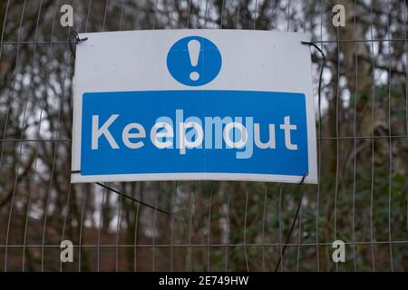 Blaues Keep-Out-Schild vor einer Baustelle Stockfoto