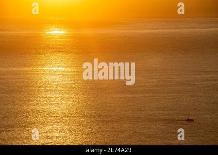 Landschaftlich schöner goldener Sonnenuntergang auf dem Atlantischen Ozean von der Spitze der Dune du Pilat, Gironde, Frankreich, Europa aus gesehen. Gelber, farbenfroher Sonnenuntergang Stockfoto