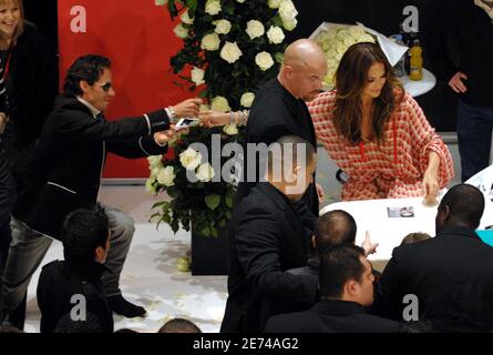 Jennifer Lopez und ihr Mann Marc Anthony bei Virgin Megastore auf den Champs Elysees für eine CD-Signierstunde, in Paris, Frankreich, am 23. März 2007. Jennifer Lopez ist in Paris auf einer Promotion-Tour für ihr neues Album "Coma Ama Una Mujer". Foto von Nicolas Khayat/ABACAPRESS.COM Stockfoto