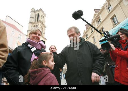 Der französische Bauernführer und Präsidentschaftskandidat Jose Bove besuchte am 25. März 2007 die Einwohner der Stadt Mantes La Jolie. Foto von Corentin Fohlen/ABACAPRESS.COM Stockfoto