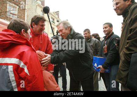 Der französische Bauernführer und Präsidentschaftskandidat Jose Bove besuchte am 25. März 2007 die Einwohner der Stadt Mantes La Jolie. Foto von Corentin Fohlen/ABACAPRESS.COM Stockfoto