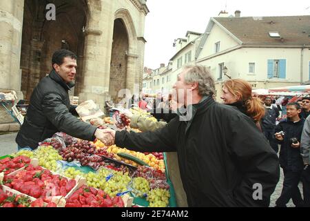 Der französische Bauernführer und Präsidentschaftskandidat Jose Bove besuchte am 25. März 2007 die Einwohner der Stadt Mantes La Jolie. Foto von Corentin Fohlen/ABACAPRESS.COM Stockfoto