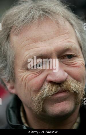 Der französische Bauernführer und Präsidentschaftskandidat Jose Bove besuchte am 25. März 2007 die Einwohner der Stadt Mantes La Jolie. Foto von Corentin Fohlen/ABACAPRESS.COM Stockfoto