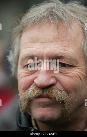 Der französische Bauernführer und Präsidentschaftskandidat Jose Bove besuchte am 25. März 2007 die Einwohner der Stadt Mantes La Jolie. Foto von Corentin Fohlen/ABACAPRESS.COM Stockfoto