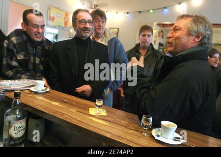 Der französische Bauernführer und Präsidentschaftskandidat Jose Bove besuchte am 25. März 2007 die Einwohner der Stadt Mantes La Jolie. Foto von Corentin Fohlen/ABACAPRESS.COM Stockfoto