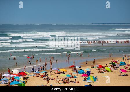 Überfüllter Strand in Biscarrosse Plage, Nouvelle Aquitaine, Frankreich. Biscarrosse ist ein wichtiges Urlaubsziel in den Landes, Südwestfrankreich Stockfoto