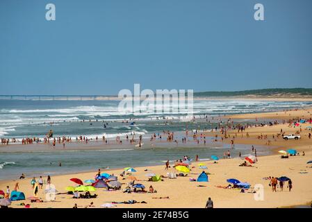 Überfüllter Strand in Biscarrosse Plage, Nouvelle Aquitaine, Frankreich. Biscarrosse ist ein wichtiges Urlaubsziel in den Landes, Südwestfrankreich Stockfoto