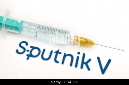 Wien Österreich 29. Januar 2021, Spritze gegen verschwommenes Sputnik V Logo, Sputnik ist der russische Covid19 Impfstoff, der vom Gamaleya Institut entwickelt wurde Stockfoto