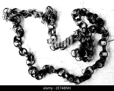 Oberflächen mit einem twisted Chain. Schwarz und Grau distress overlay Hintergrund. Grunge halftone Hintergrund. Halbtonpunkte Textur. Stockfoto