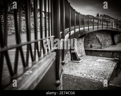 Die neue Fußgängerbrücke über den Kennet- und Avon-Kanal in Hungerford. Stockfoto