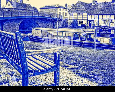 Das Kanalboot Rose of Hungerford vertäute auf dem Kennet und Avon Kanal bei Hungerford in Berkshire. Stockfoto