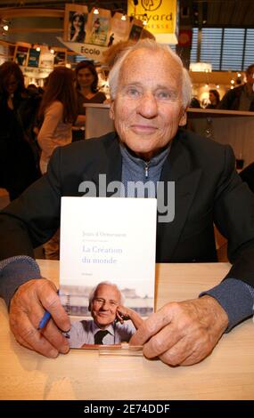 Der französische Schriftsteller Jean D'Ormesson posiert während der Buchmesse 'Le Salon Du Livre', die am 24. März 2007 in Porte de Versailles in Paris, Frankreich, stattfand. Foto von Denis Guignebourg/ABACAPRESS.COM Stockfoto