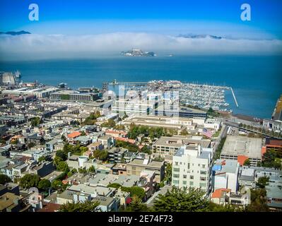 Blick über San Francisco mit Fishermans Wharf und Alcatraz Island. Stockfoto