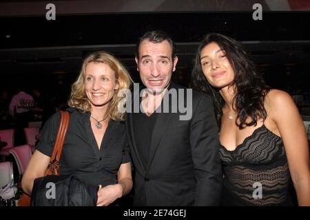 Alexandra Lamy mit Jean Dujardin und Jean Renos Frau Zophia nehmen am 26. März 2007 an der Wiedereröffnung des berühmten Kabaretts 'Bobino' in Paris, Frankreich, Teil. Foto von Benoit Pinguet/ABACAPRESS.COM Stockfoto