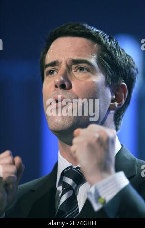 Der Anführer der Parti Quebecois Andre Boisclair spricht bei einer Wahlkampfveranstaltung am 14. März 2007 im Theatre National in Montreal, Kanada, zu einer Menge von 1,000 Zuschauern. Die Wähler von Quebec werden am 26. März entweder über eine föderalistische Regierung oder über Separatisten entscheiden, die versuchen, Kanada aufzubrechen. Foto von Normand Blouin/ABACAPRESS.COM Stockfoto