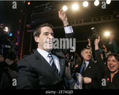 Der Anführer der Parti Quebecois Andre Boisclair ist herzlich willkommen bei einer Wahlkampfveranstaltung im Theatre National in Montreal, Kanada am 14. März 2007. Die Wähler von Quebec werden am 26. März entweder über eine föderalistische Regierung oder über Separatisten entscheiden, die versuchen, Kanada aufzubrechen. Foto von Normand Blouin/ABACAPRESS.COM Stockfoto